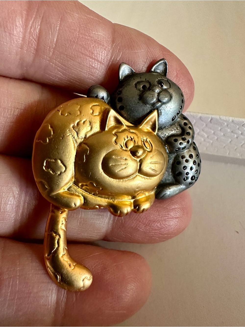 VTG Danecraft Cuddling Cats Two Tone Brooch Pin - Gold/Silver Toned - Picture 3 of 6